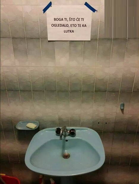 Vlasnik umesto ogledala okačio motivacionu poruku