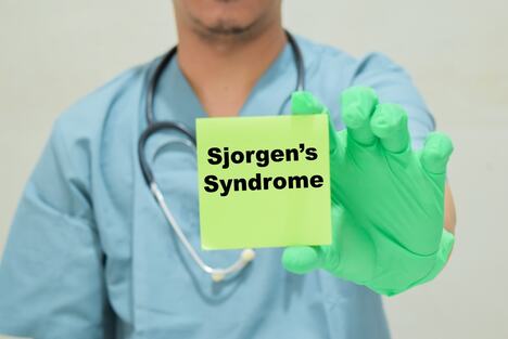 doktor drži natpis Sjogrenov sindrom