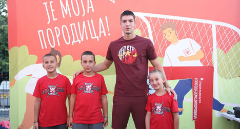 Stefan Gudelj sa klincima u fan zoni FK Crvena zvezda