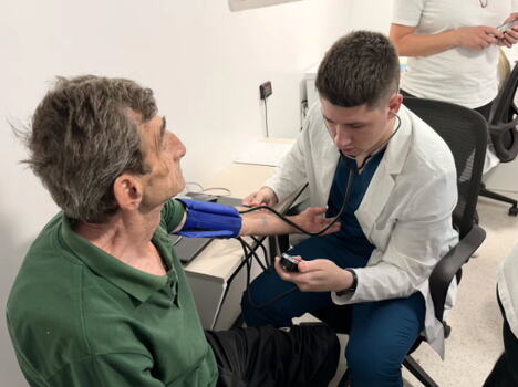Miloš Pavlović, student Medicinskog fakulteta u Beogradu pregleda ljude