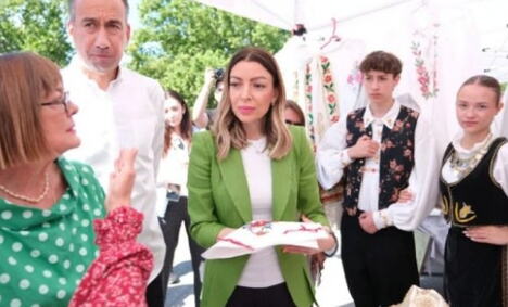 Maja Gojković i Adrijana Mesarović u Bečeju