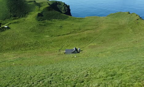 Najusamljenija kuća na svetu na zelenoj padini ostrva Elidej kod Islanda (1).PNG
