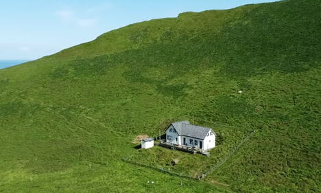 Najusamljenija kuća na svetu na zelenoj padini ostrva Elidej kod Islanda (2).PNG