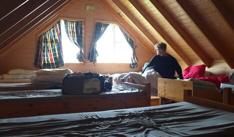 Najusamljenija kuća na svetu na zelenoj padini ostrva Elidej kod Islanda (4).PNG