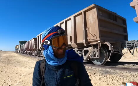 Dru Binski u otvorenom vagonu voza za prevoz gvozdene rude kroz Mauritaniju (4).PNG