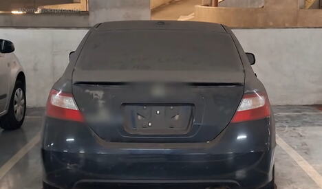 Napuštena crna Honda Civic prekrivena prašinom na aerodromskom parkingu u Rio de Žaneiru (4).PNG