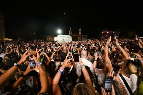 Kejti Peri u velikoj boci na naduvavanje tokom nastupa na festivalu na Malti