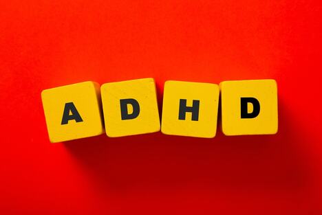 kockice na kojima piše ADHD, crvena pozadina