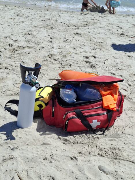 Na plaži na Tasosu spasioci izvukli iz vode devojčicu i muškarca koji su se davili.