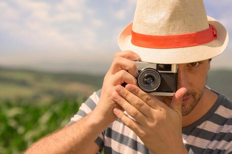 Dečko fotografiše starim foto aparatom