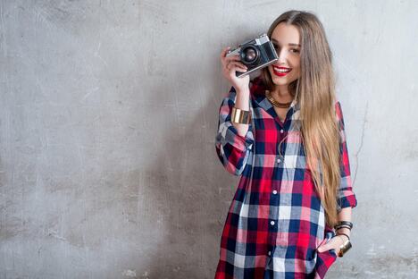 Devojka fotografiše starim foto aparatom