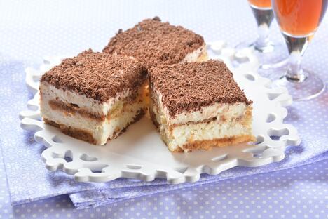 Domaći tiramisu sa maskarpone kremom, kafom i čokoladom u prahu