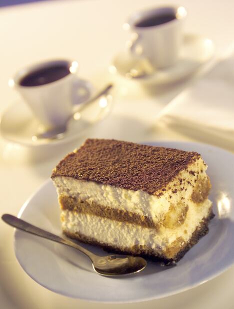 Domaći tiramisu sa maskarpone kremom, kafom i čokoladom u prahu