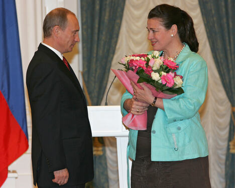 Ruski predsednik Vladimir Putin uručio je pevačici Valentini Tolkunovoj Orden časti 2007. godine