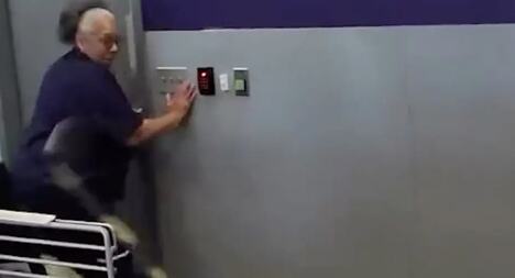 Ogromna iguana iskočila je iz paketa u FedEx poslovnici u Memfisu i izazvala pravu pometnju. Ceo incident slučajno je snimljen i ubrzo je postao viralan.