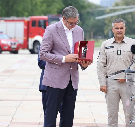01 Aleksandar Vučić doček vatrogasaca (7).jpeg