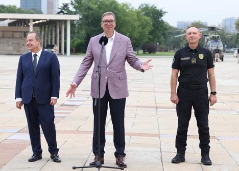 01 Aleksandar Vučić doček vatrogasaca.jpeg