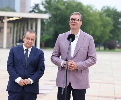 01 Aleksandar Vučić doček vatrogasaca (4).jpeg