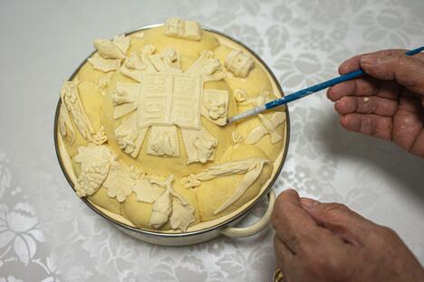 žena dekoriše kolač za slavu