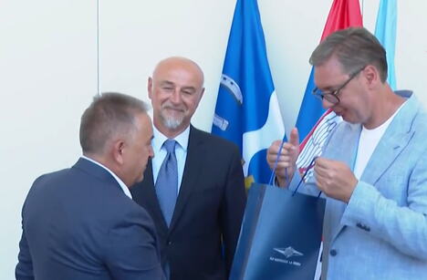 Aleksandar Vučić FAP poklon