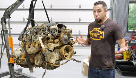 Zarđali V8 motor Ševrolet Kamara izvučenog iz reke Ohajo posle četiri godine (7).png