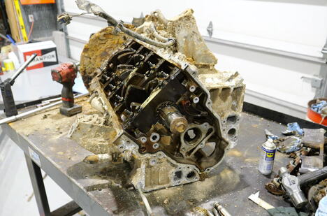 Zarđali V8 motor Ševrolet Kamara izvučenog iz reke Ohajo posle četiri godine (1).png