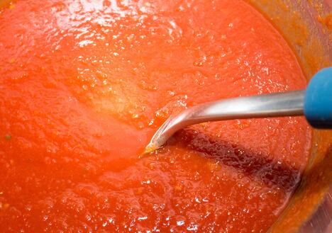 Domaći kečap od paradajza i crvenih paprika pripremljen za zimnicu