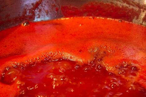 Domaći kečap od paradajza i crvenih paprika pripremljen za zimnicu
