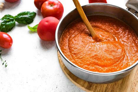 Domaći kečap od paradajza i crvenih paprika pripremljen za zimnicu