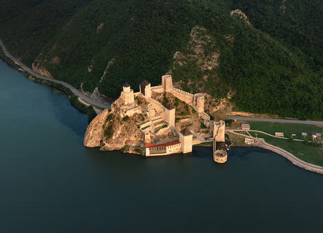 Golubačka tvrđava, by Hiishiiphoto.jpg