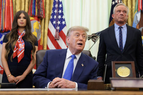 Donald Tramp u Ovalnom kabinetu dok iza njega stoji Džejmi Li Frenklin tokom potpisivanja izvršne naredbe