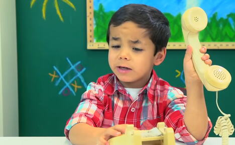 Današnje dete pokušava da koristi stari fiksni telefon sa kružnim brojčanikom (5).PNG