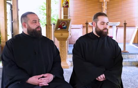 sveštenici Stefan i Mihailo iz manastira Tumane (2).PNG