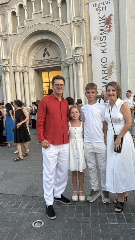 Marko Kusmuk sa porodicom foto privatna arhiva.jpg