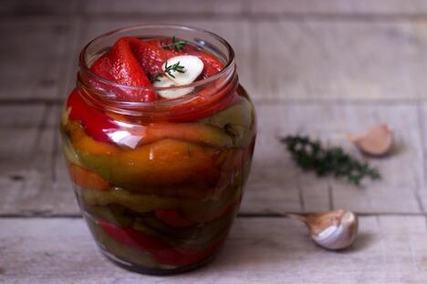 paprika u tegli za zimnicu