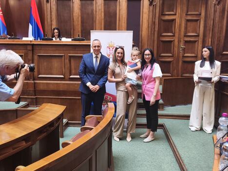 Ministarka Jelena Žarić Kovačević sa porodicama koje su dobile subvenciju za kupovinu prve nekretnine.