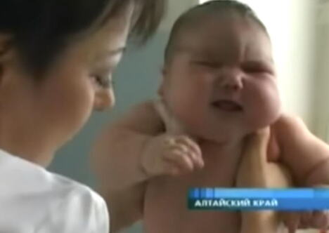 Nađa Halina, beba koja je na rođenju imala sedam kilograma i 750 grama (1).PNG