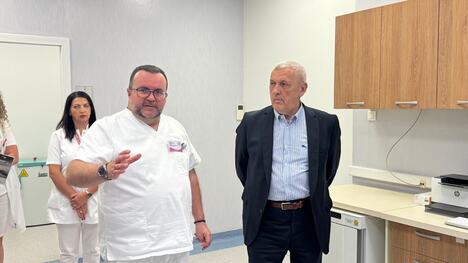 Ministar Bela Balint i direktor UKC Niš Milan Lazarević u obilasku bolnice