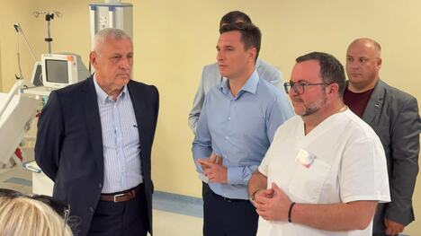 Ministar Bela Balint i direktor UKC Niš Milan Lazarević u obilasku bolnice