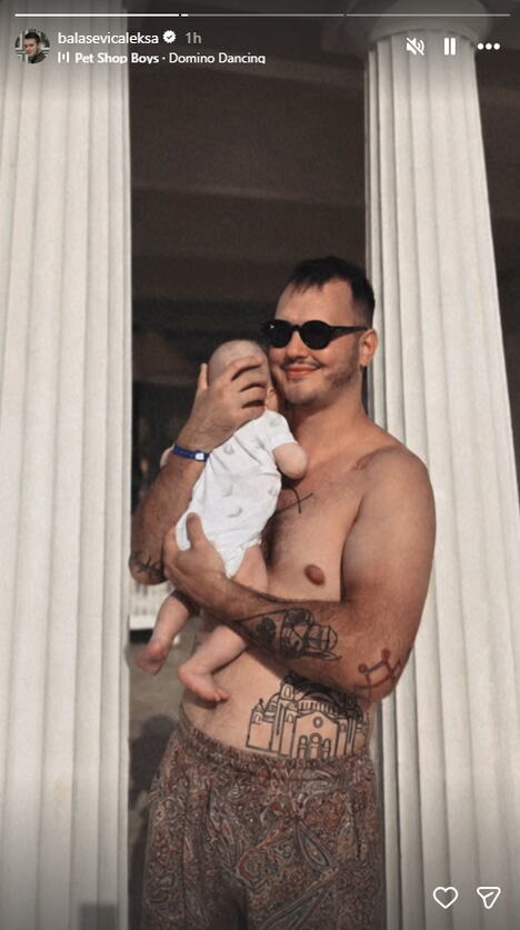 Aleksa Balašević prvi put na moru sa sinom Đorđem