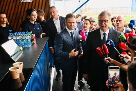 Aleksandar Vučić fabrika humanoidnih robota kompanija Minth  Šabac (4).jpeg