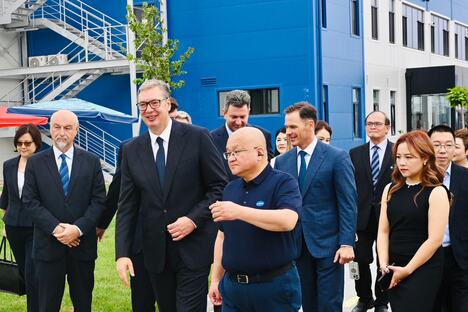 Aleksandar Vučić fabrika humanoidnih robota kompanija Minth  Šabac (8).jpeg