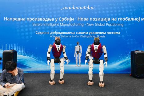 Aleksandar Vučić fabrika humanoidnih robota kompanija Minth  Šabac (9).jpeg