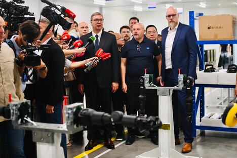 Aleksandar Vučić fabrika humanoidnih robota kompanija Minth Šabac (8).jpeg
