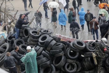 proruski-separatisti-barikade-lugansk-ap.jpg