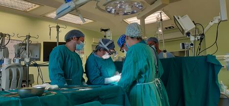 Dr Mila Stajević u operacionoj sali sa svojim kolegama, kardiohirurgija