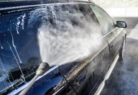 Automobil tokom pranja mlazom vode u samouslužnoj auto-perionici