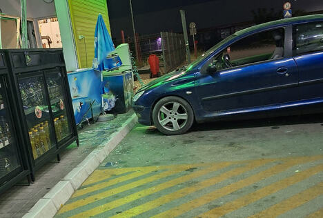 Zemun benzinska pumpa auto udario u izlog  (1).jpg