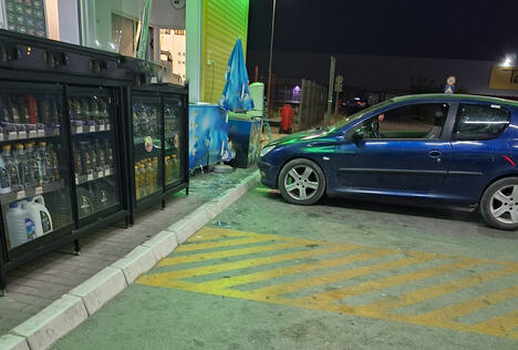 Zemun benzinska pumpa auto udario u izlog  (2).jpg