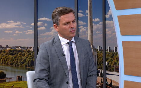 Gost Kurir televizije raspravlja političke teme u studiju